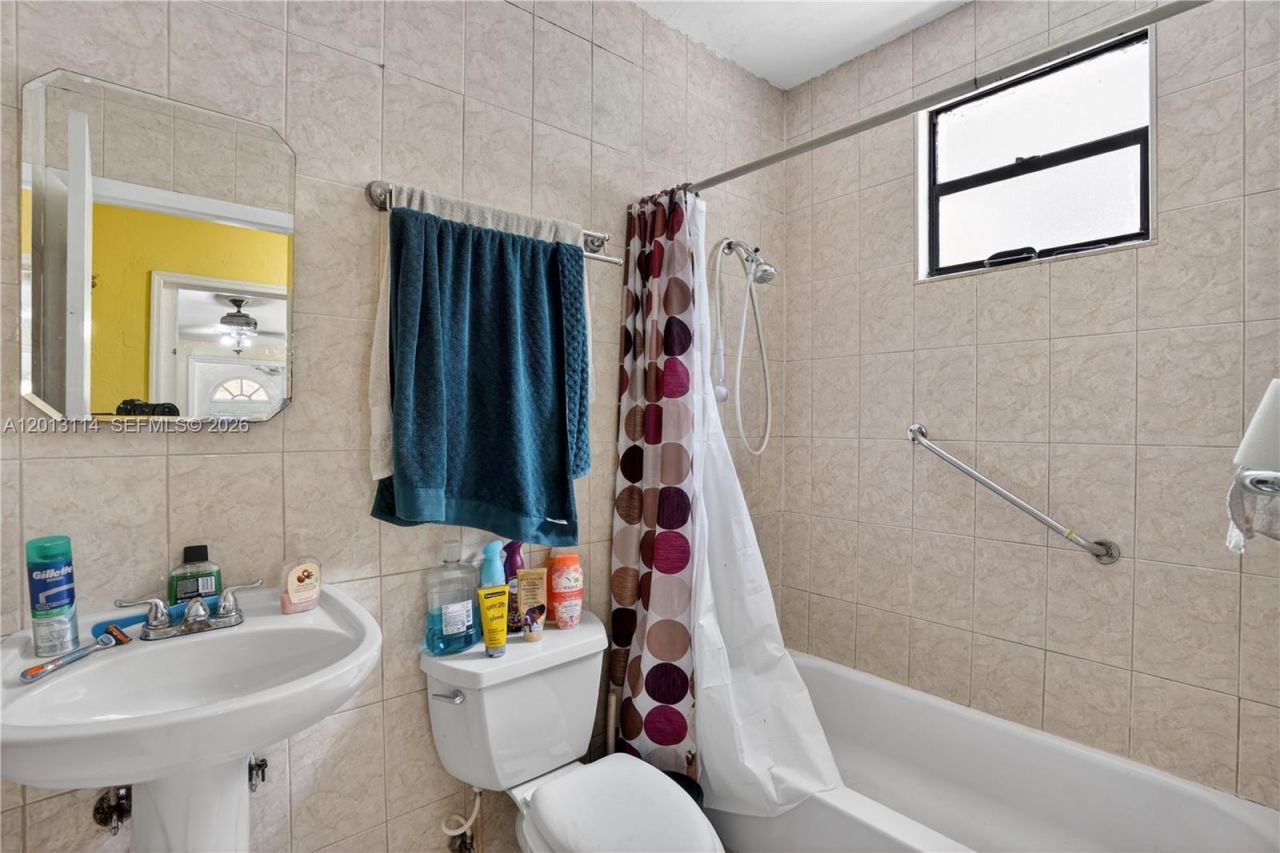 2450 NW 32nd St, Miami, FL 33142 Photo