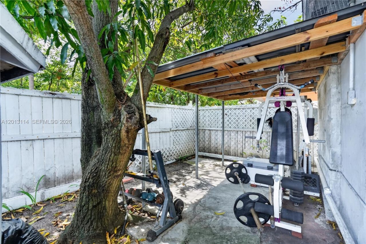 2450 NW 32nd St, Miami, FL 33142 Photo