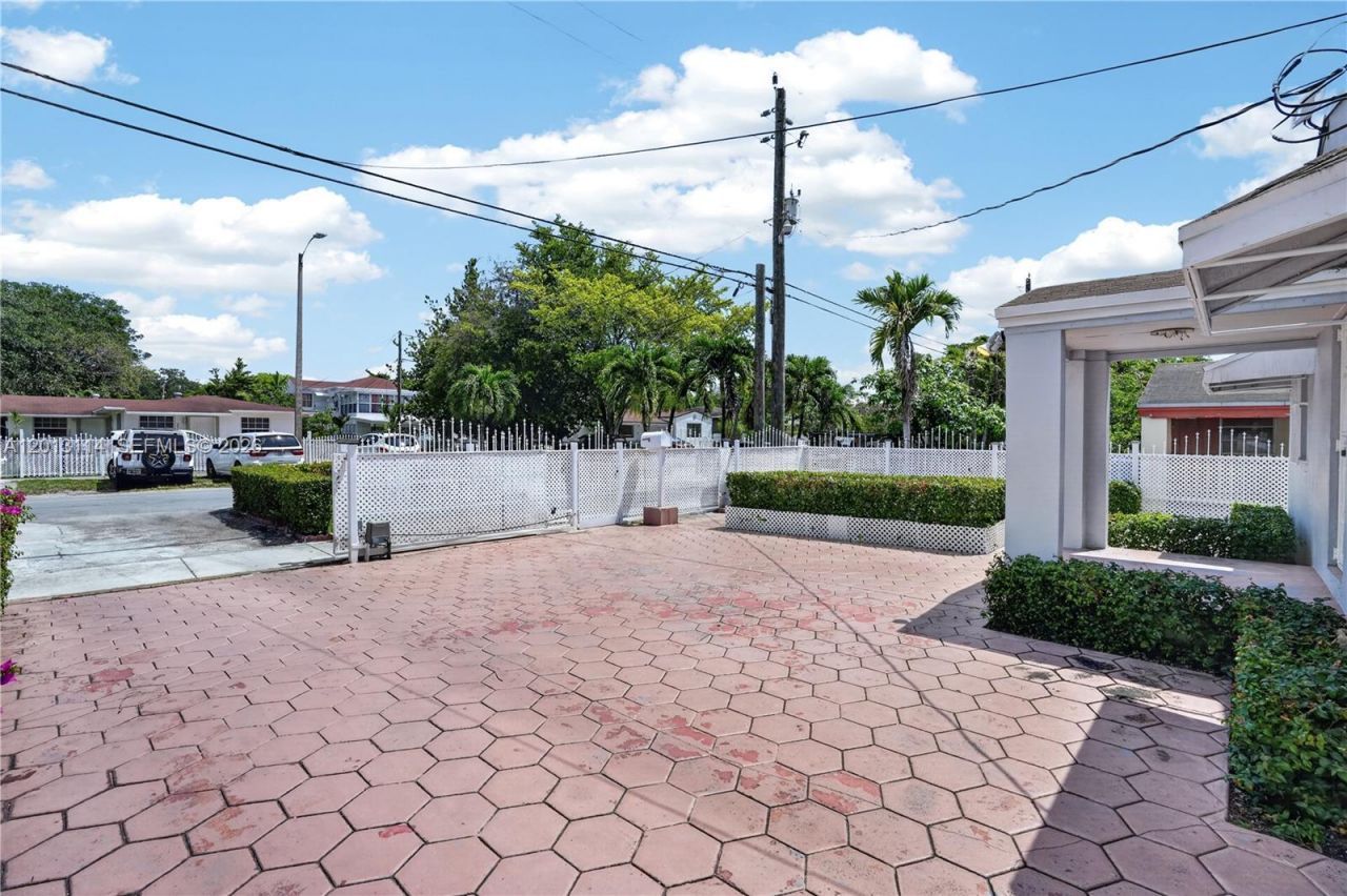 2450 NW 32nd St, Miami, FL 33142 Photo