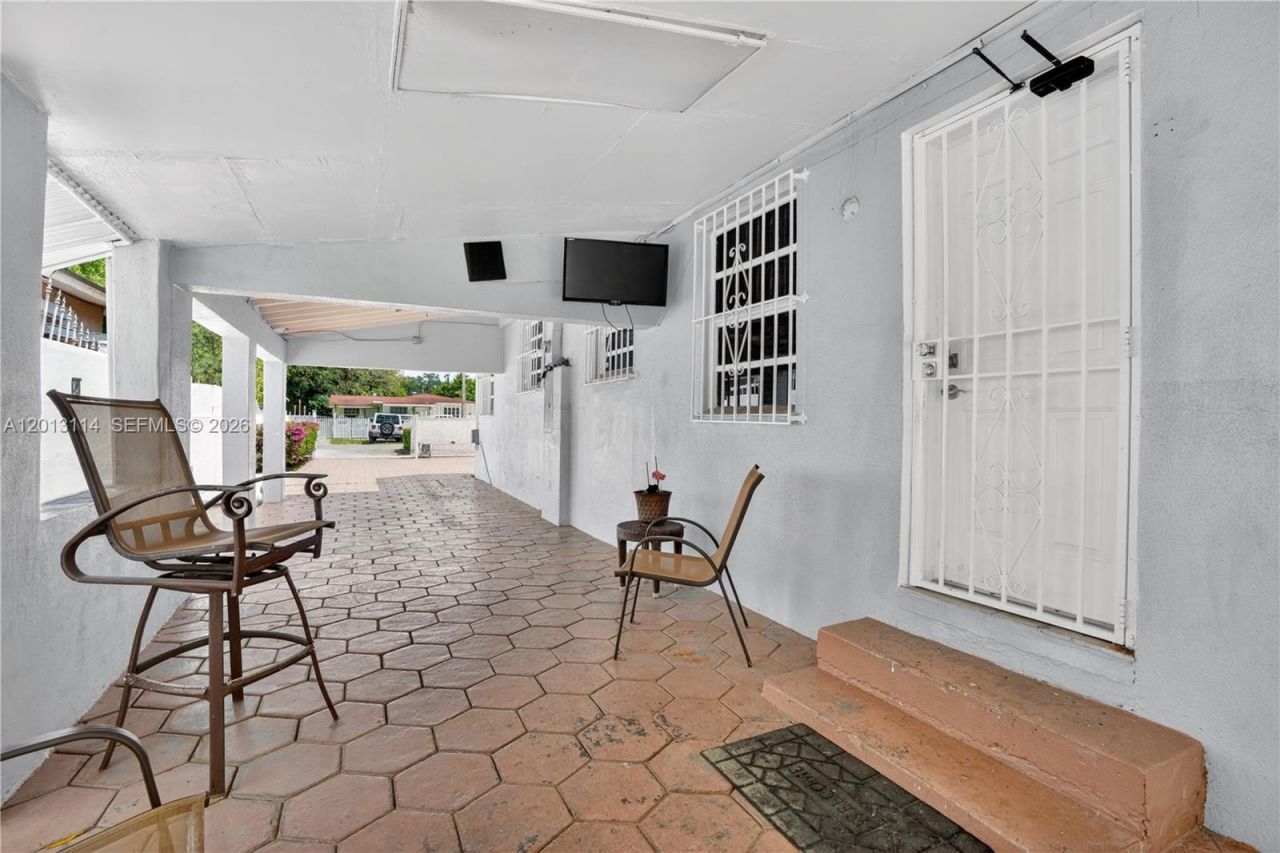 2450 NW 32nd St, Miami, FL 33142 Photo