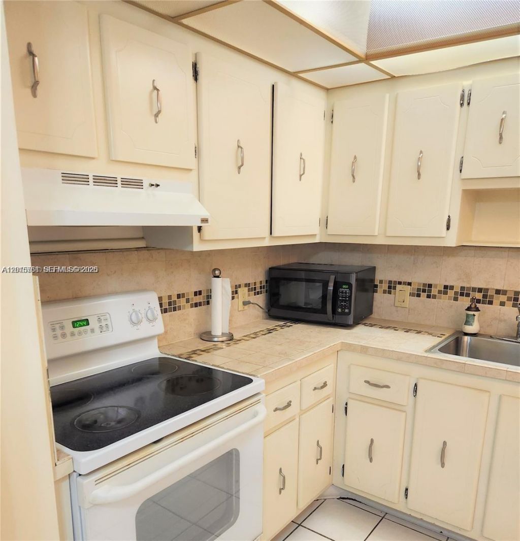 3375 N Country Club Dr , Unit 203, Aventura, FL 33180 Photo