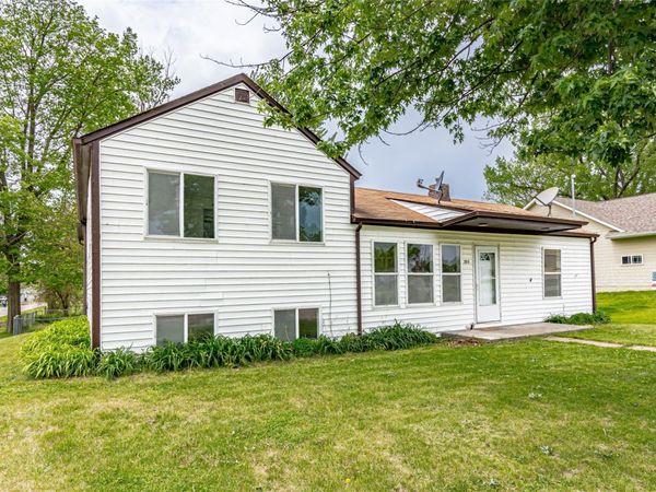 395 S Troy, Robins, IA 52328