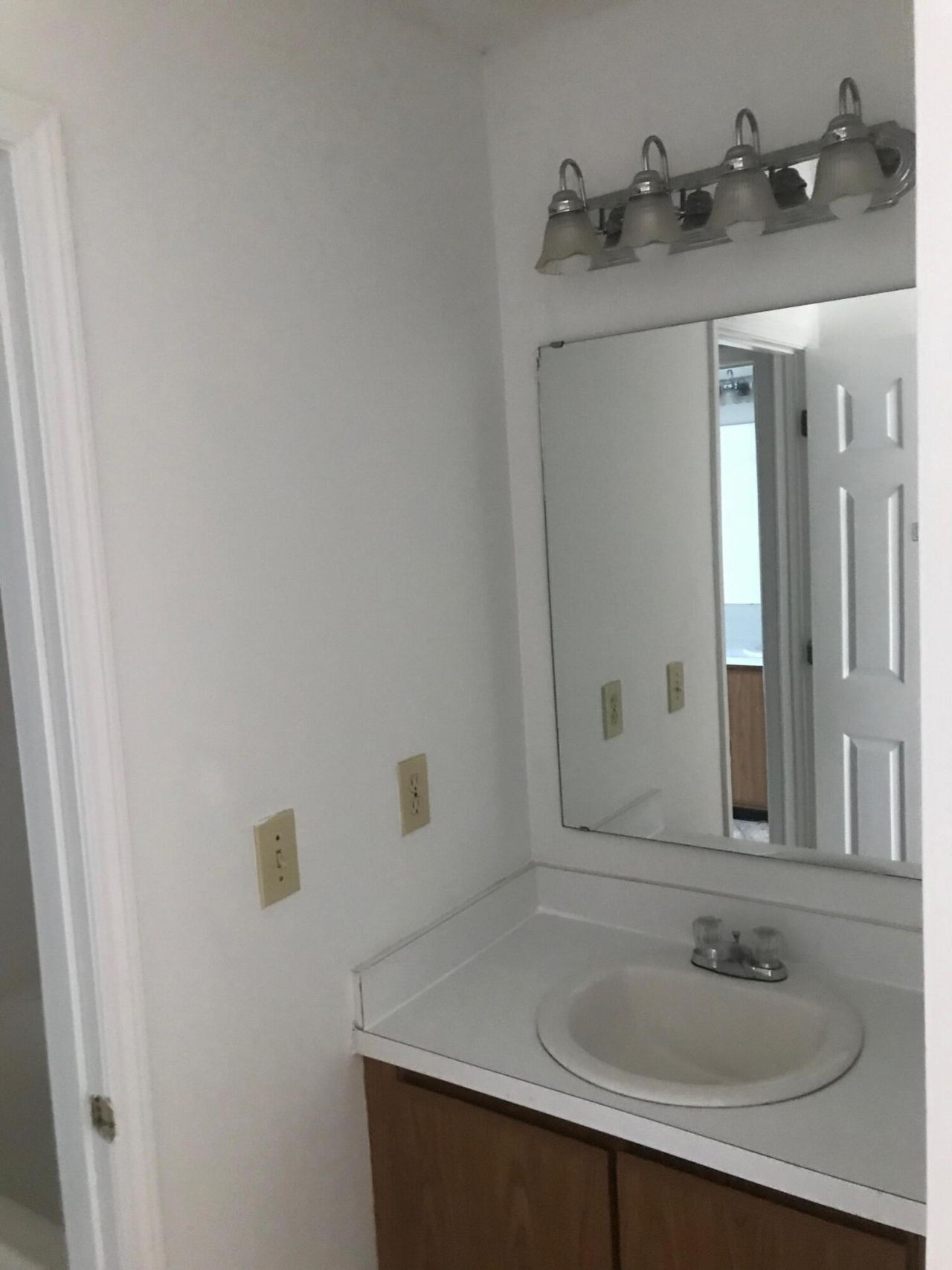 8012 Thelen Street Photo 8