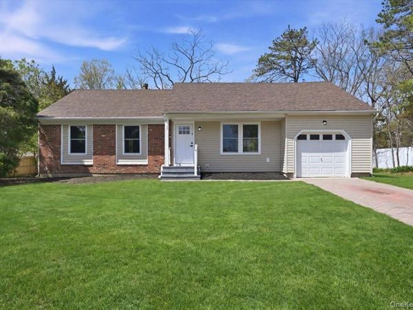 28 Gabon Lane , Coram, NY 11727