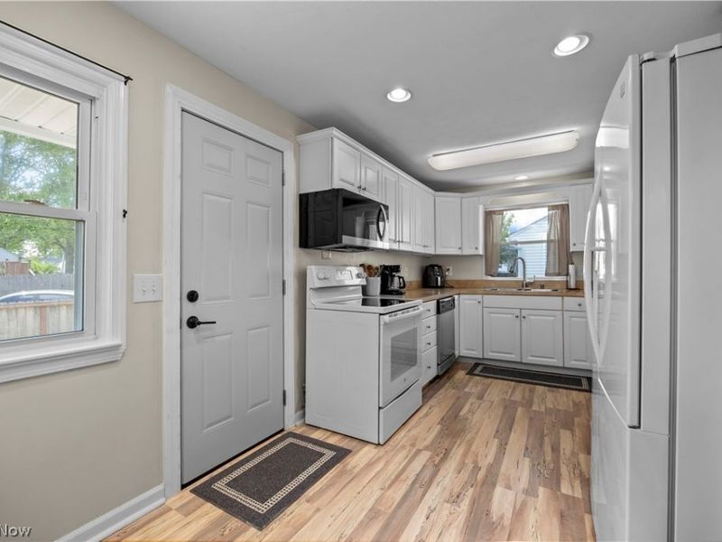 967 Gulf Road, Elyria, OH 44035 Photo 8