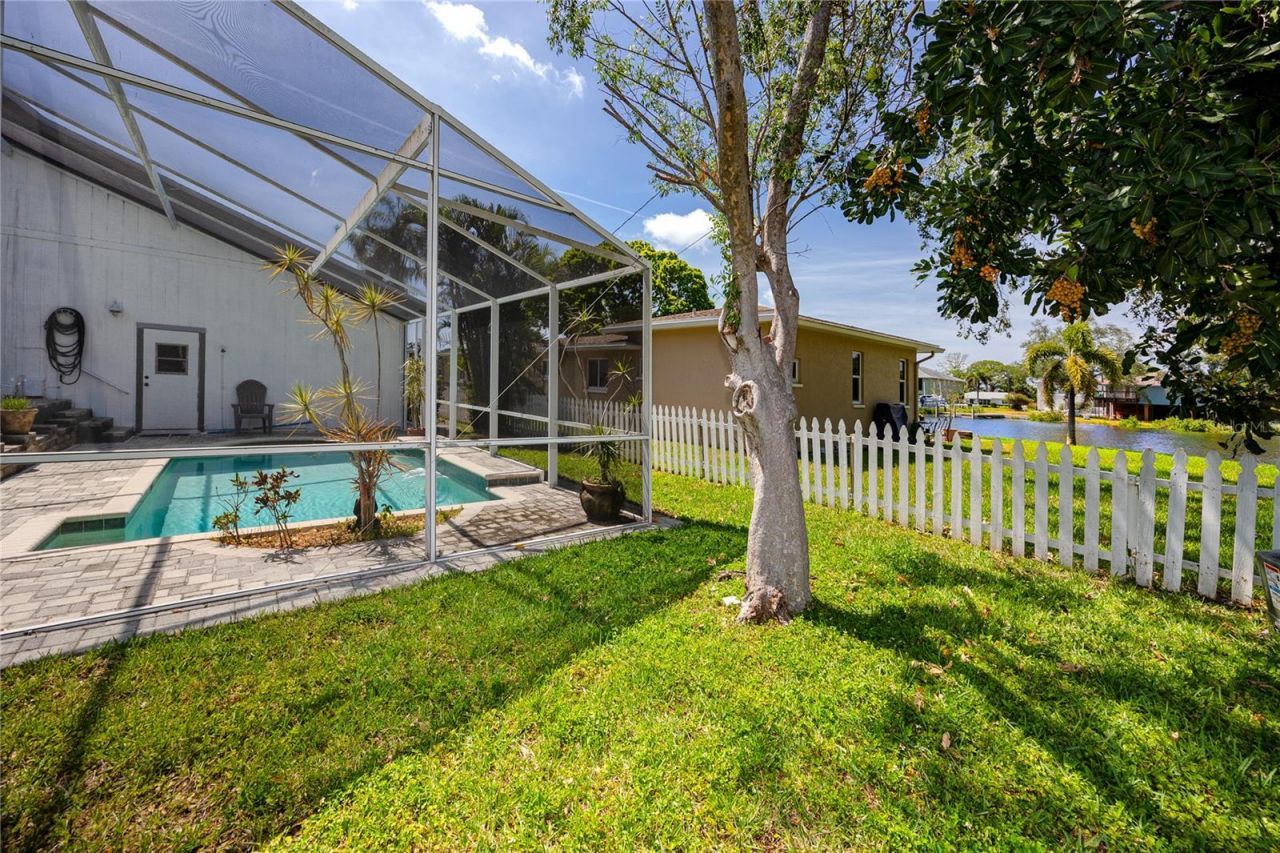 8759 Orient Way Ne, Saint Petersburg, FL 33702 Photo