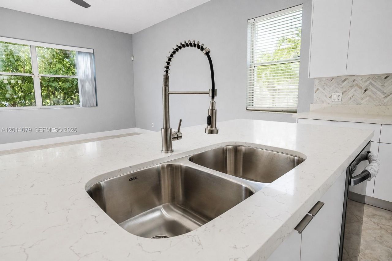 1101 NW 180th Ave, Pembroke Pines, FL 33029 Photo