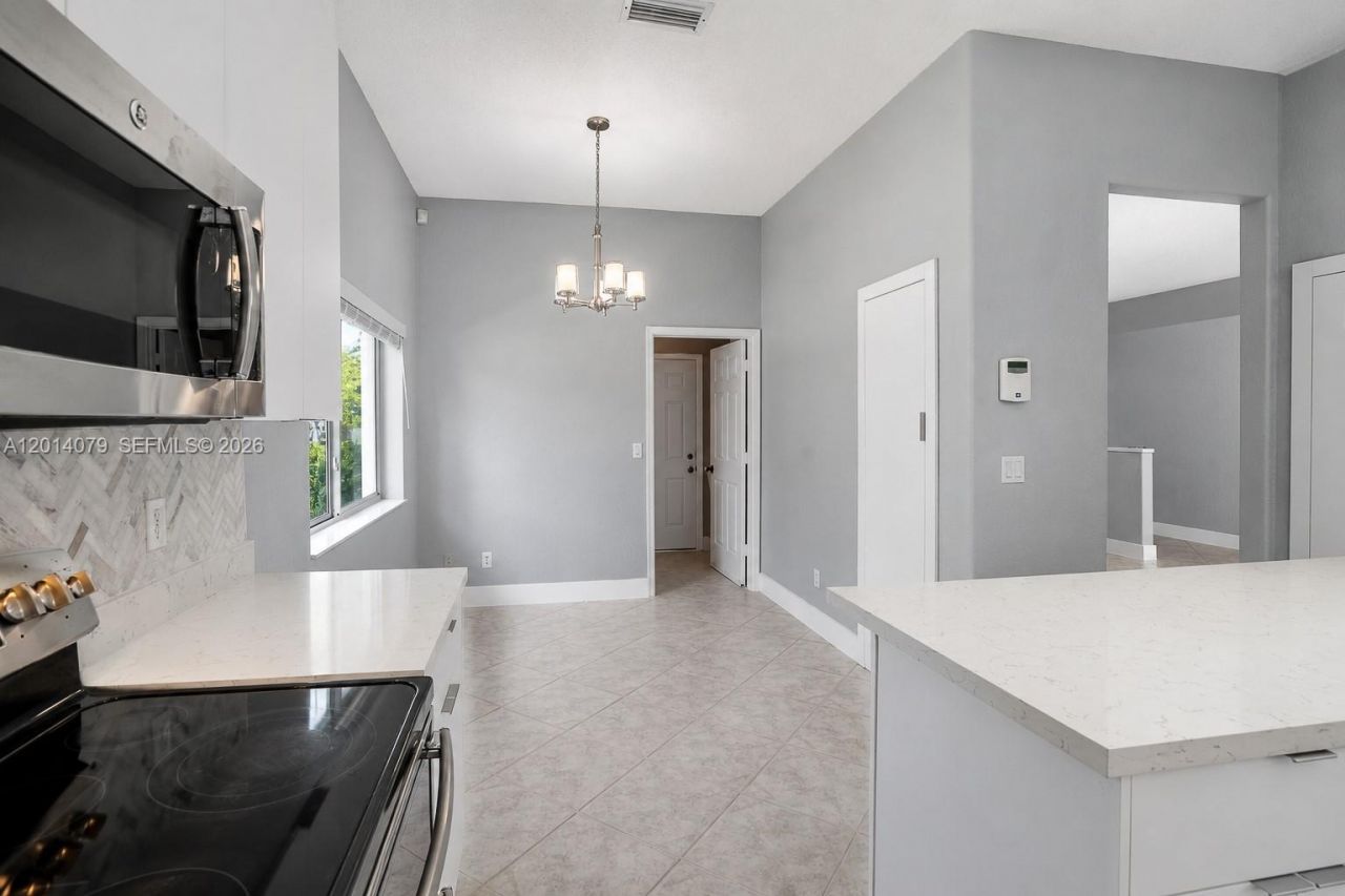 1101 NW 180th Ave, Pembroke Pines, FL 33029 Photo