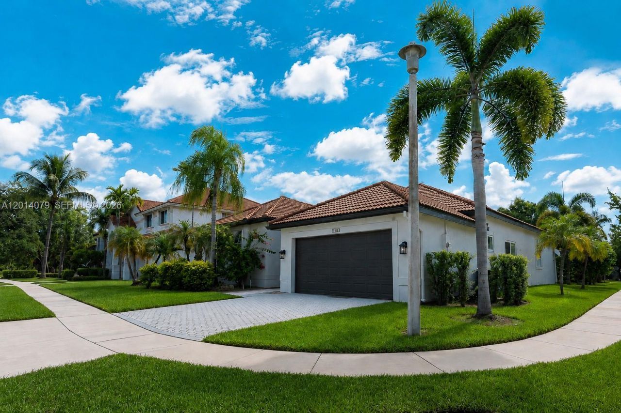 1101 NW 180th Ave, Pembroke Pines, FL 33029 Photo