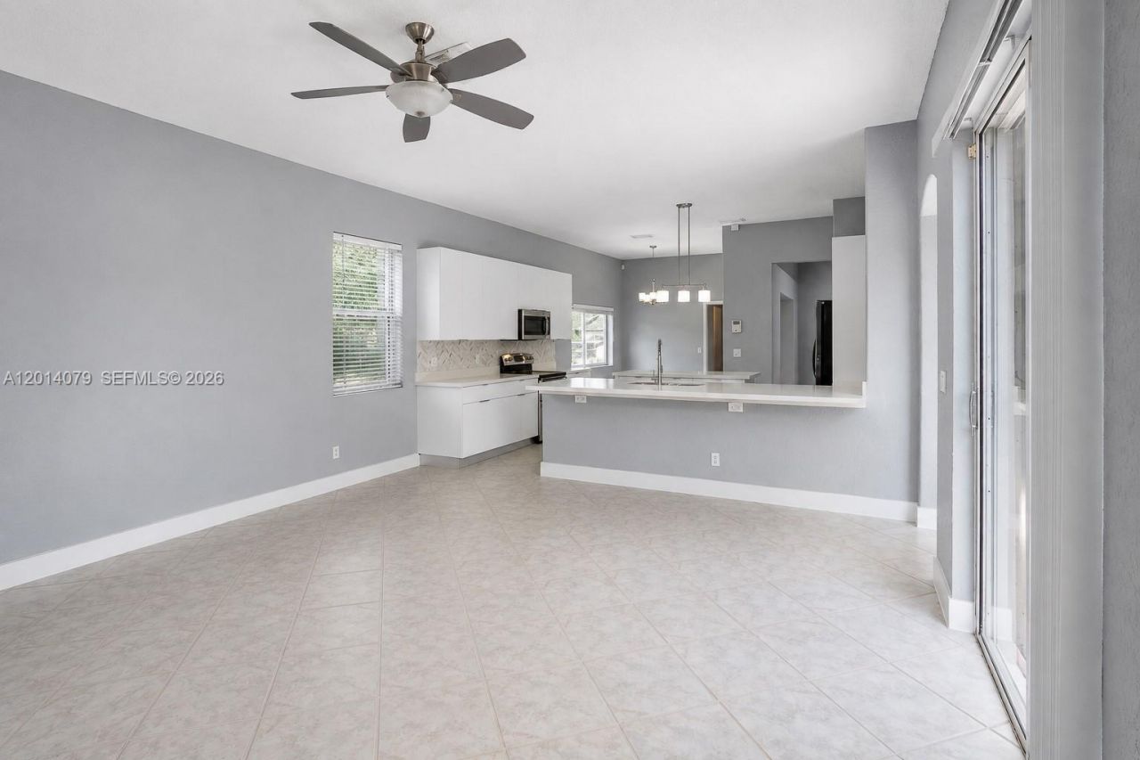 1101 NW 180th Ave, Pembroke Pines, FL 33029 Photo