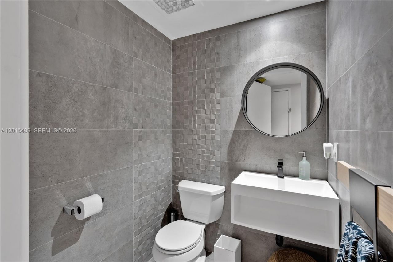 121 NE 34th St, Unit PH3217, Miami, FL 33137 Photo