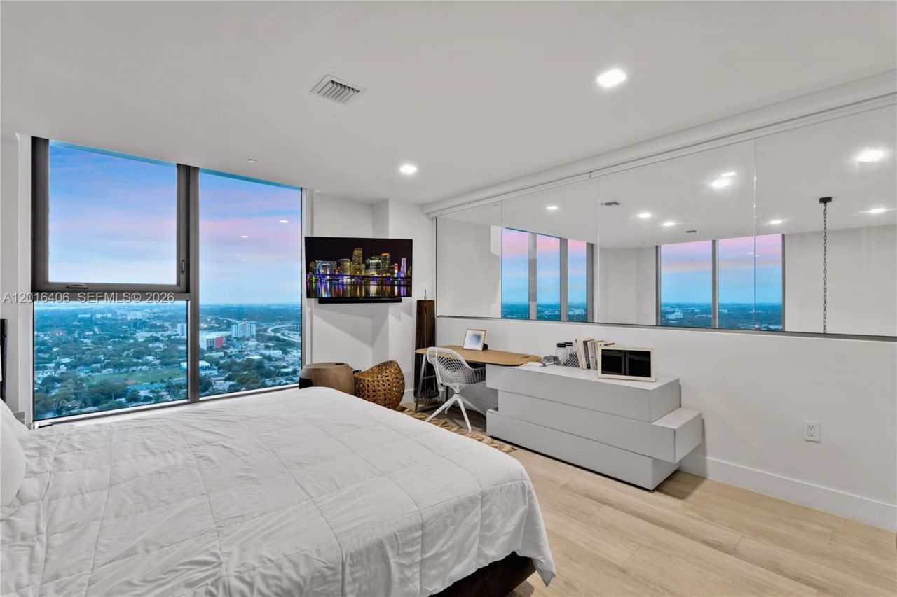 121 NE 34th St, Unit PH3217, Miami, FL 33137 Photo