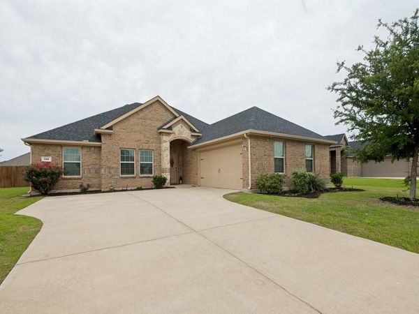 510 Woodhaven Drive, Waxahachie, TX 75165