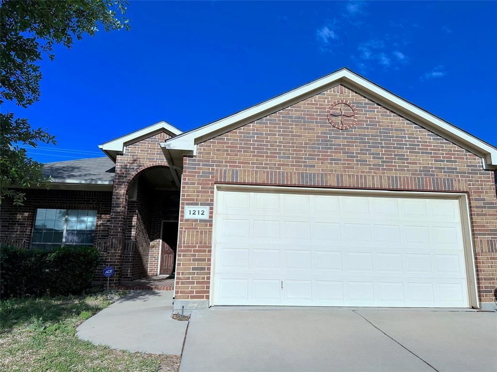 1212 Sunderland Lane, Fort Worth, TX 76134 Main Photo