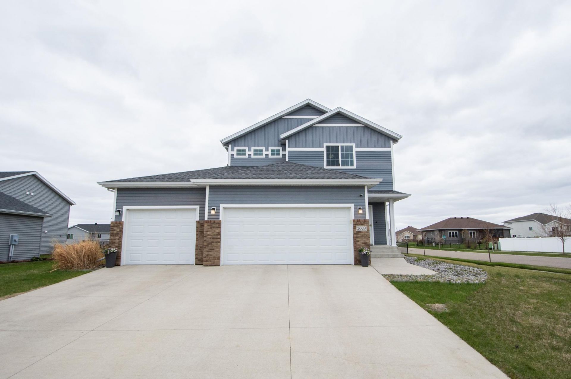 2009 42nd Street S, Moorhead, MN 56560 Main Photo