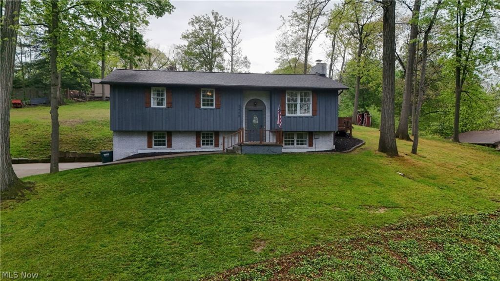 2490 Oak Tree Drive Nw, Dover, OH 44622 Main Photo