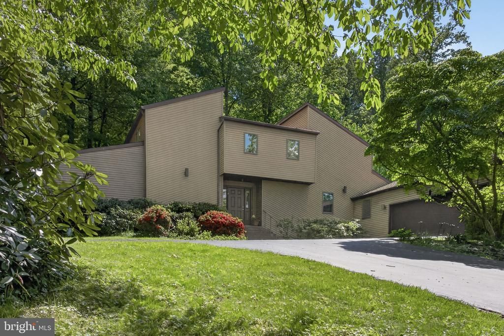 2624 SPRING VALLEY ROAD  Lancaster, PA 17601