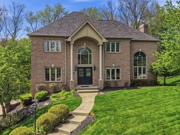 702 Rustic Ridge Dr, Cranberry Twp, PA 16066