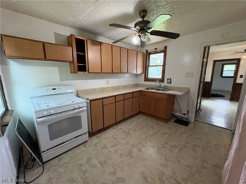 325 E High Street, Leetonia, OH 44431 Photo 10