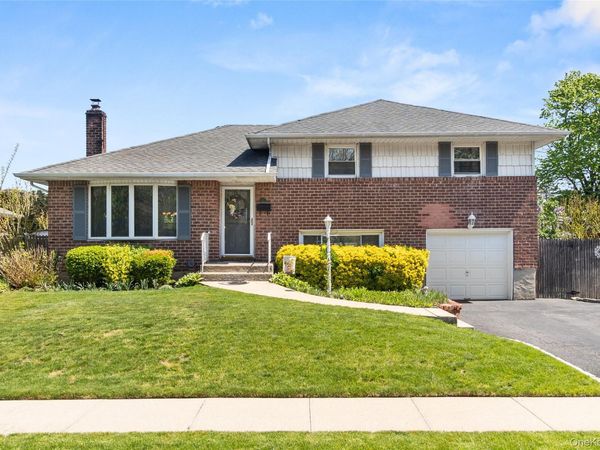 21 Reese Place, Farmingdale, NY 11735