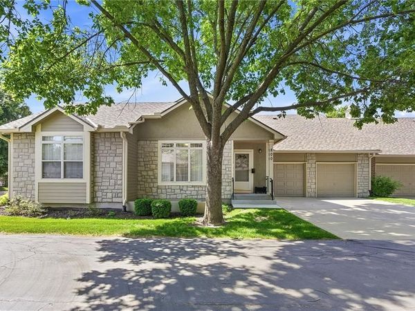 15732 S Sunset Drive, Unit 800, Olathe, KS 66062