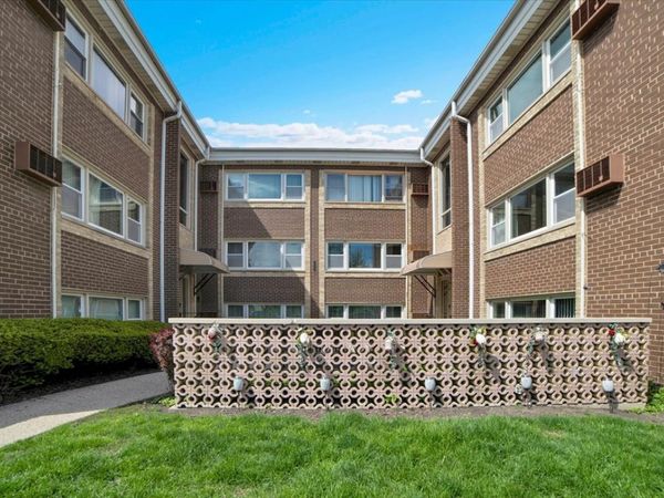 2257 Des Plaines Avenue, Unit 1NE, North Riverside, IL 60546