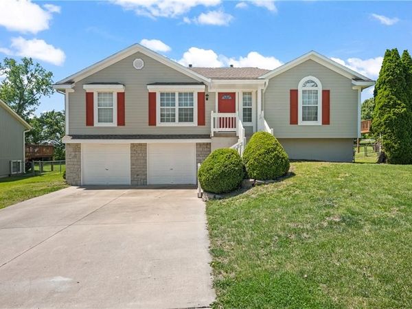 604 S Sunset Lane, Raymore, MO 64083