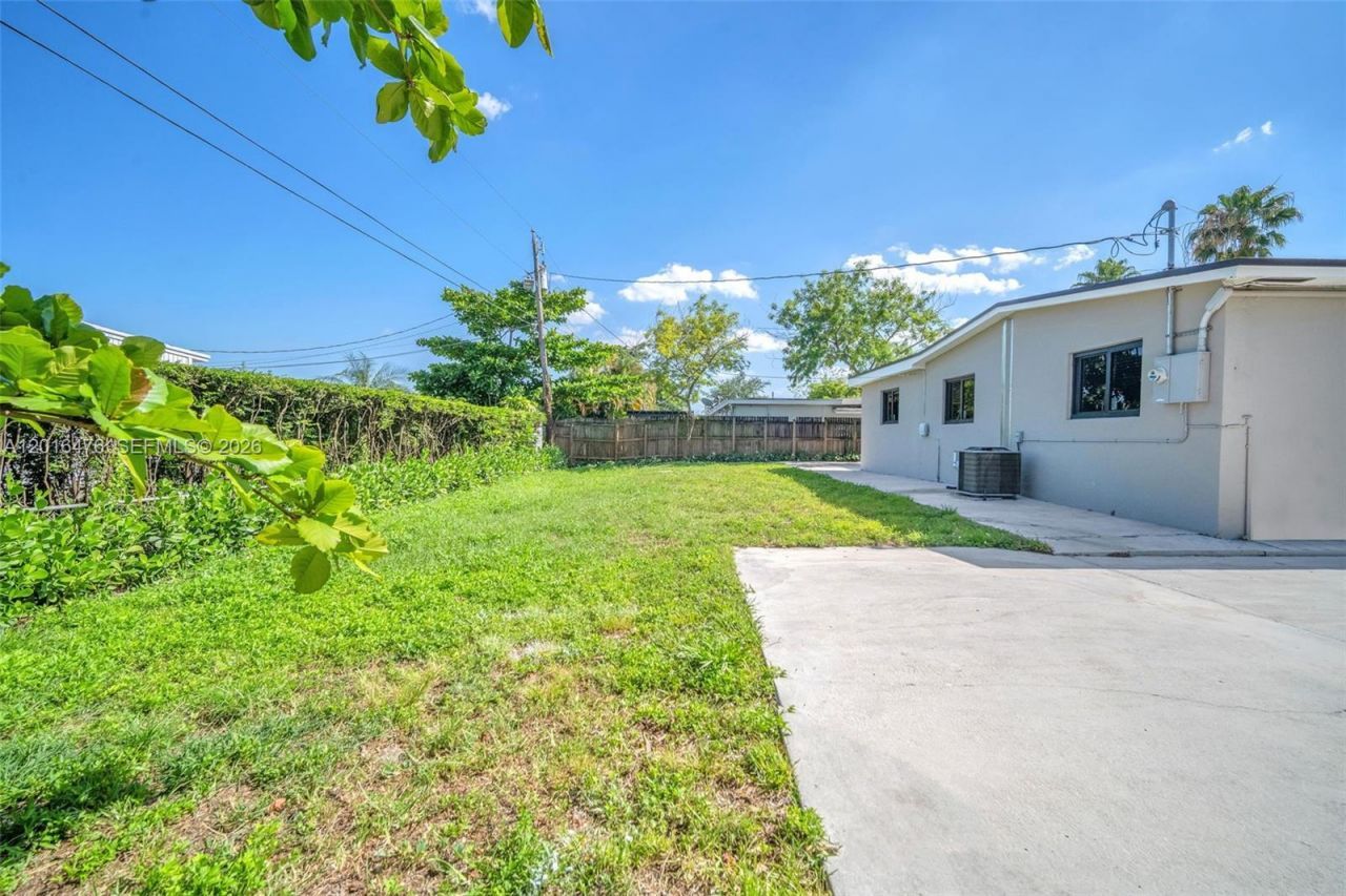 17911 NW 82nd Ave , Hialeah, FL 33015 Photo
