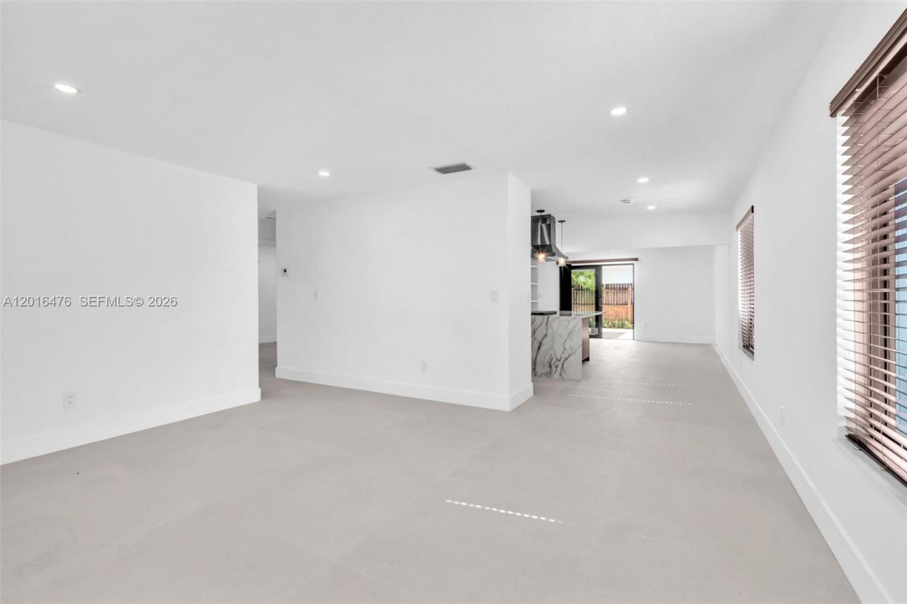 17911 NW 82nd Ave , Hialeah, FL 33015 Photo