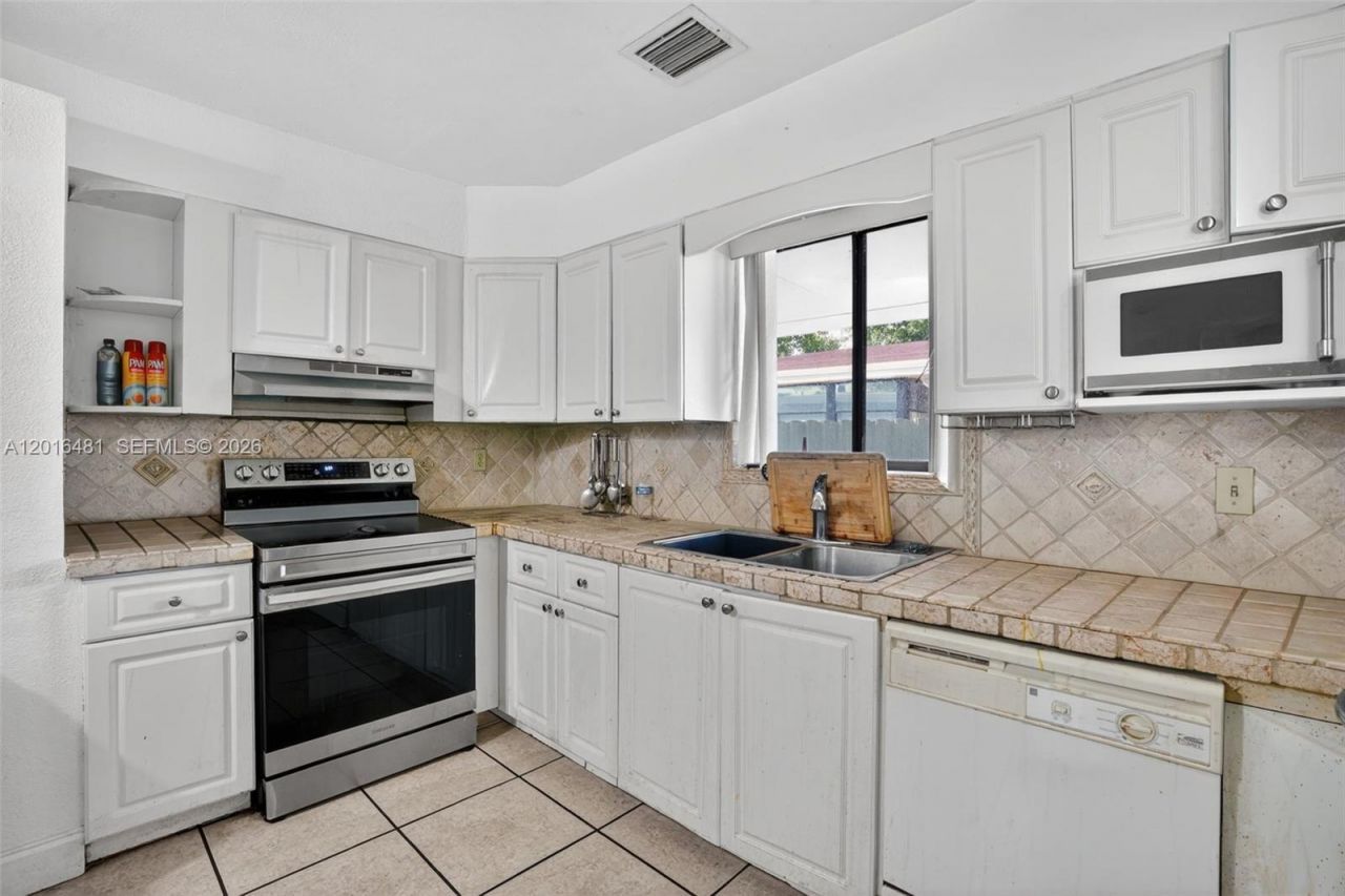 2451 NW 11th St, Miami, FL 33125 Photo
