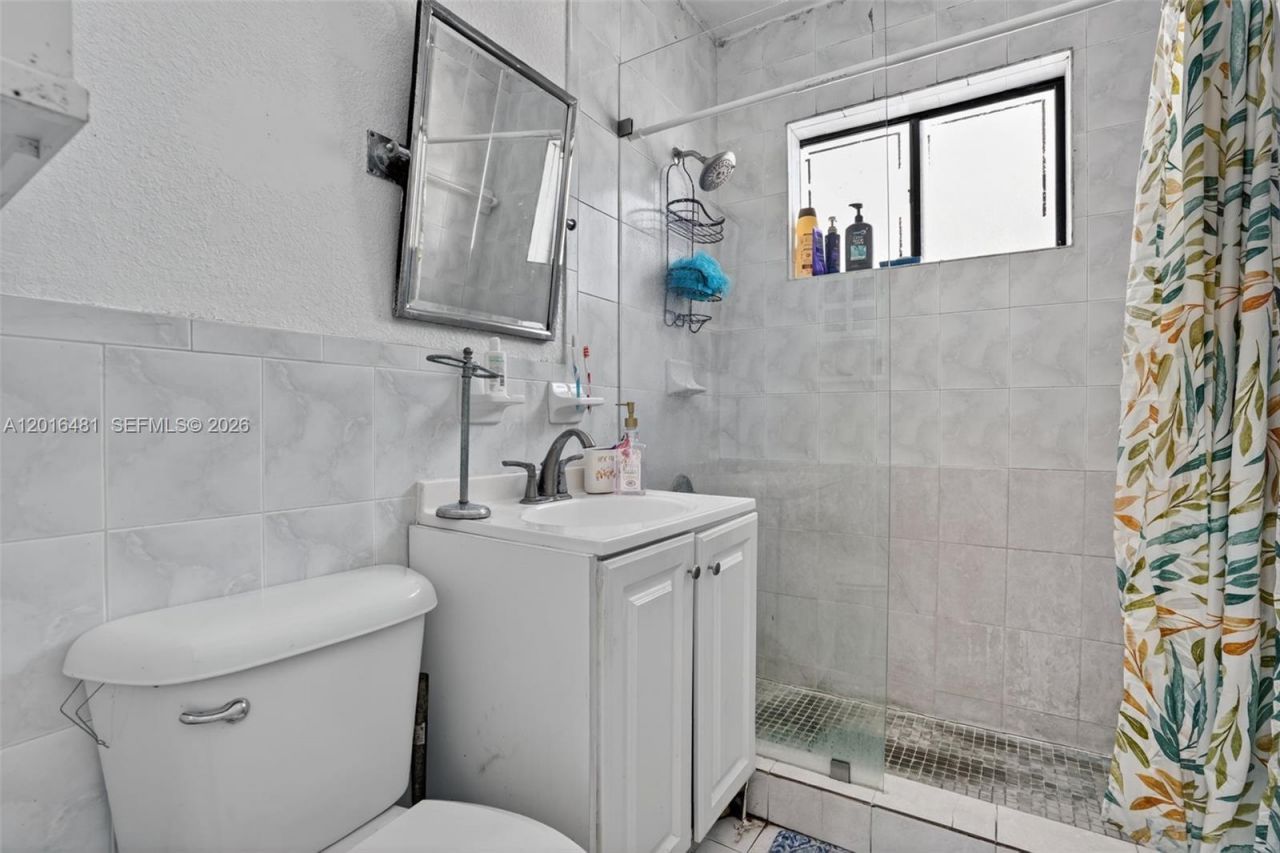 2451 NW 11th St, Miami, FL 33125 Photo