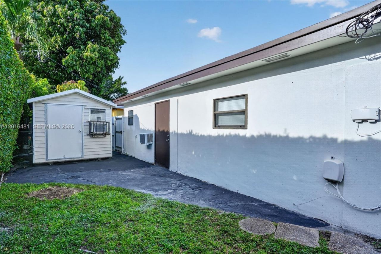 2451 NW 11th St, Miami, FL 33125 Photo
