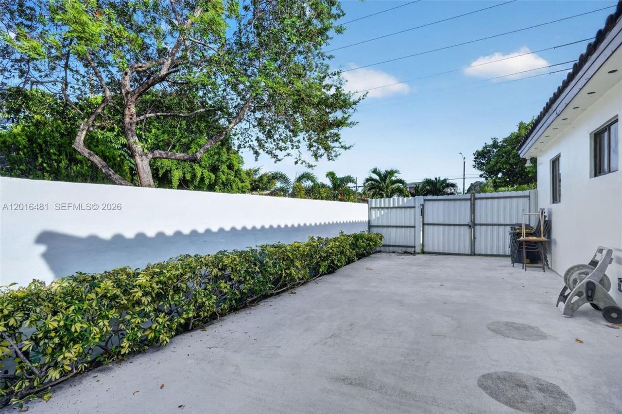 2451 NW 11th St, Miami, FL 33125 Photo