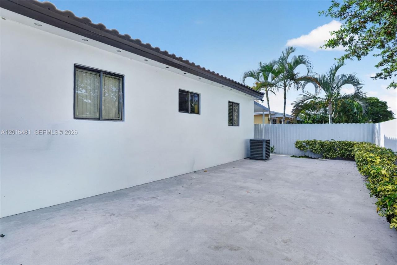 2451 NW 11th St, Miami, FL 33125 Photo
