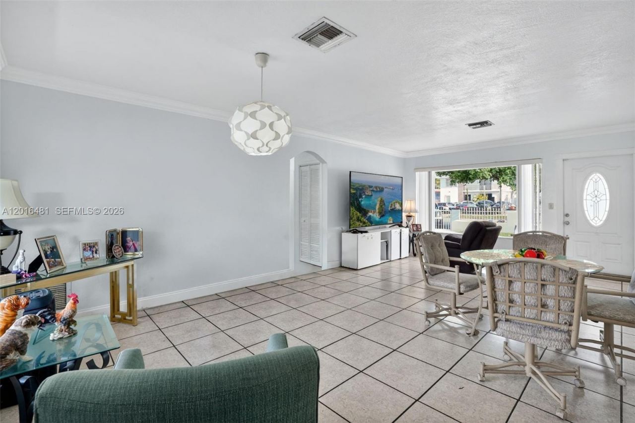 2451 NW 11th St, Miami, FL 33125 Photo