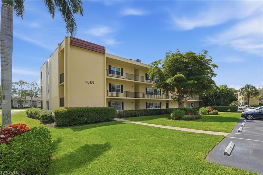 1085 Forest Lakes Dr, Unit 8102, Naples, FL 34105 Photo