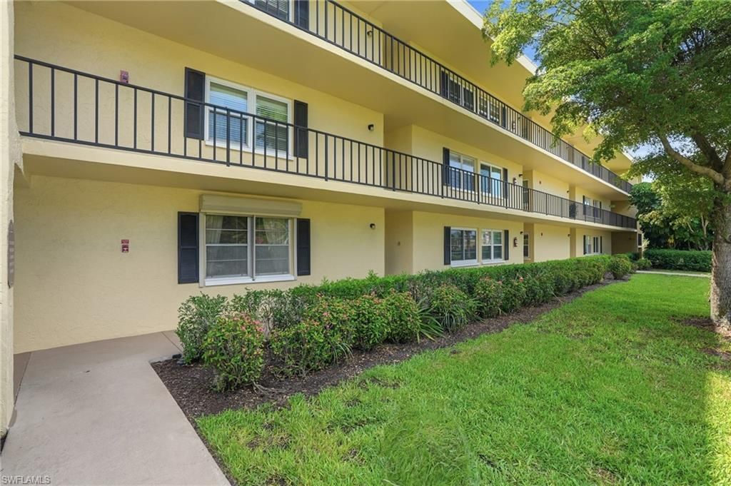 1085 Forest Lakes Dr, Unit 8102, Naples, FL 34105 Photo