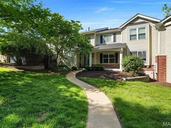 712 Woodside Trails Drive, Unit 102, Ballwin, MO 63021