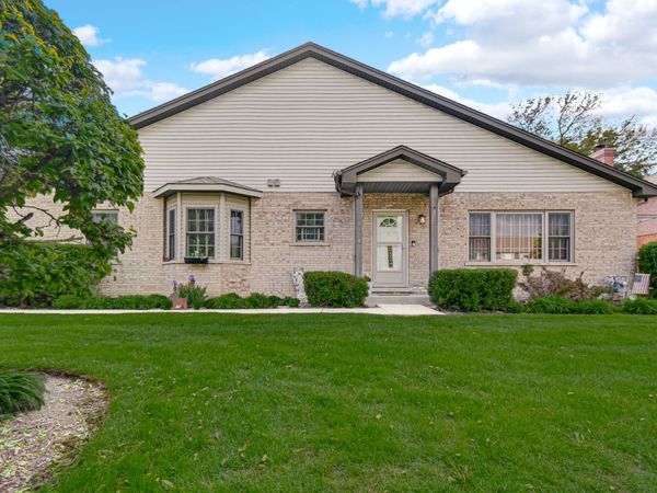 9324 S 79th Avenue, Unit 9324, Hickory Hills, IL 60457