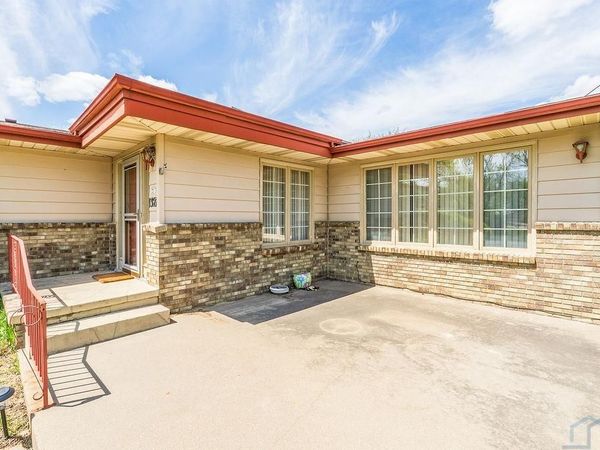 1327 HIAWATHA TRL, Sioux City, IA 51104