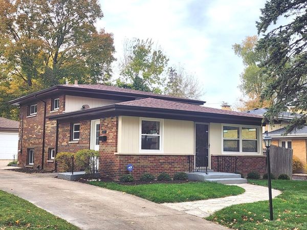 223 Kenloch Avenue , Libertyville, IL 60048