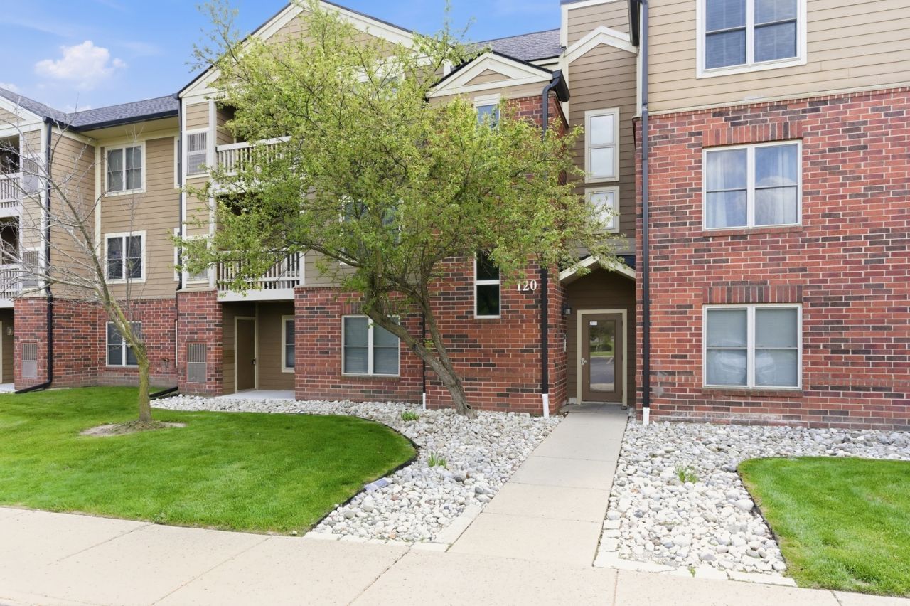 120 Glengarry Drive, Unit 109, Bloomingdale, IL 60108 Main Photo