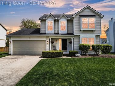 944 S Parkwood Drive, South Lyon, MI 48178