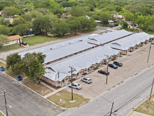 1400 N SAINT MARYS ST, Beeville, TX 78102