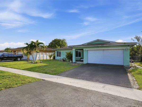 8271 NW 68th Ter, Tamarac, FL 33321