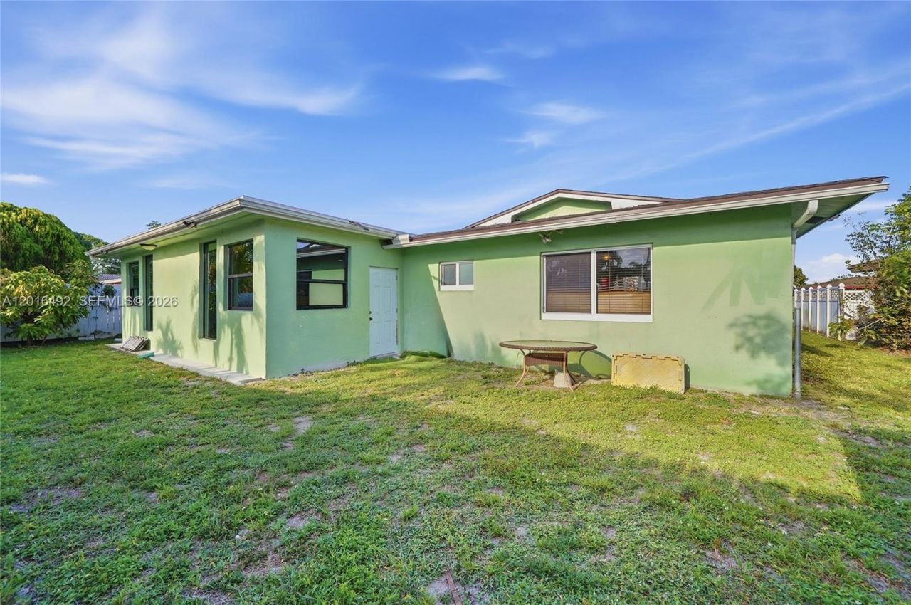 8271 NW 68th Ter, Tamarac, FL 33321 Photo
