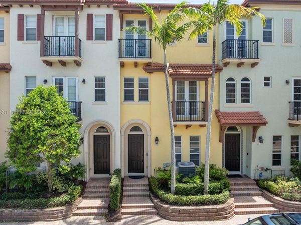61 Via Floresta Dr , Boca Raton, FL 33487