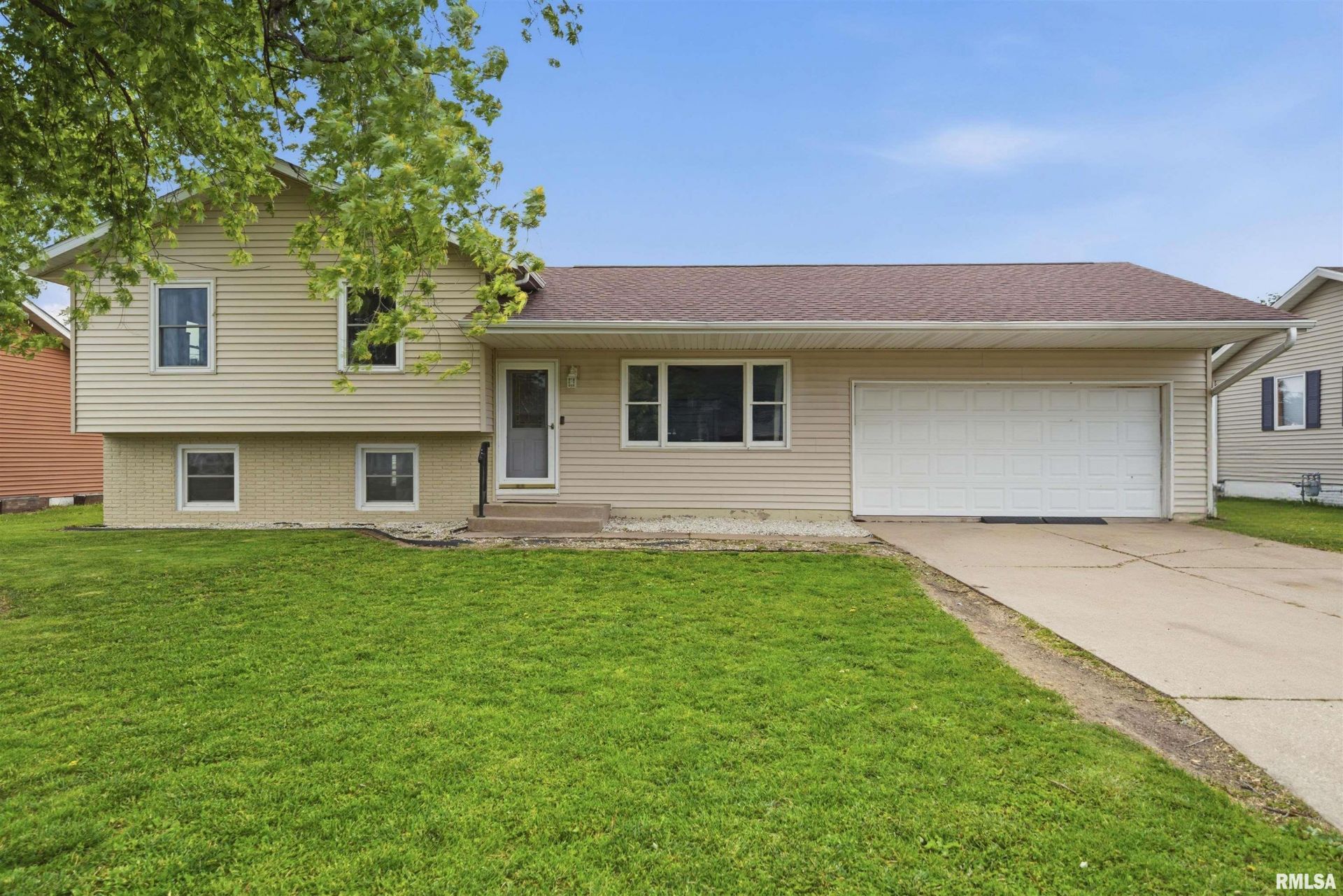 2702 S Skyway Road, Peoria, IL 61607 Main Photo