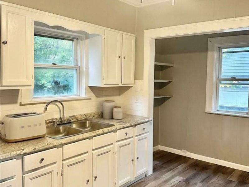 878 E 130th Street, Cleveland, OH 44108 Photo 4