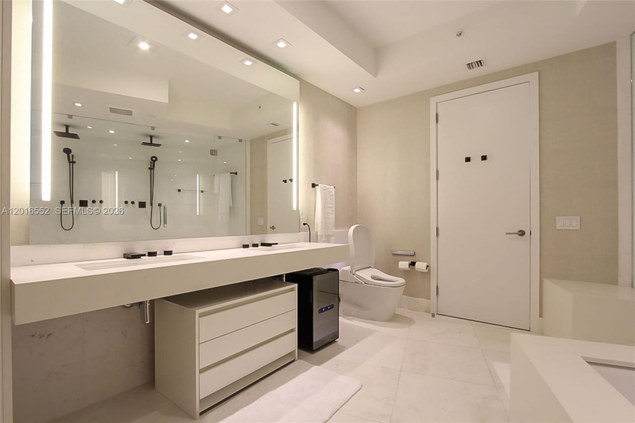 18555 Collins Ave , Unit 4605, Sunny Isles Beach, FL 33160 Photo